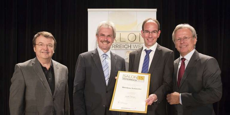 Urkundenübergabe SALON 15 Österreich Wein an Weinbau Schweifer