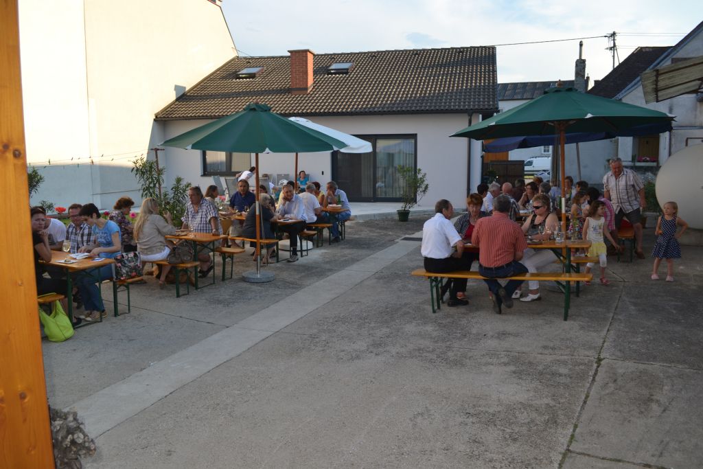 Gäste beim gemütlichen Beisammensein im Hof am Tag der offenen Kellertür