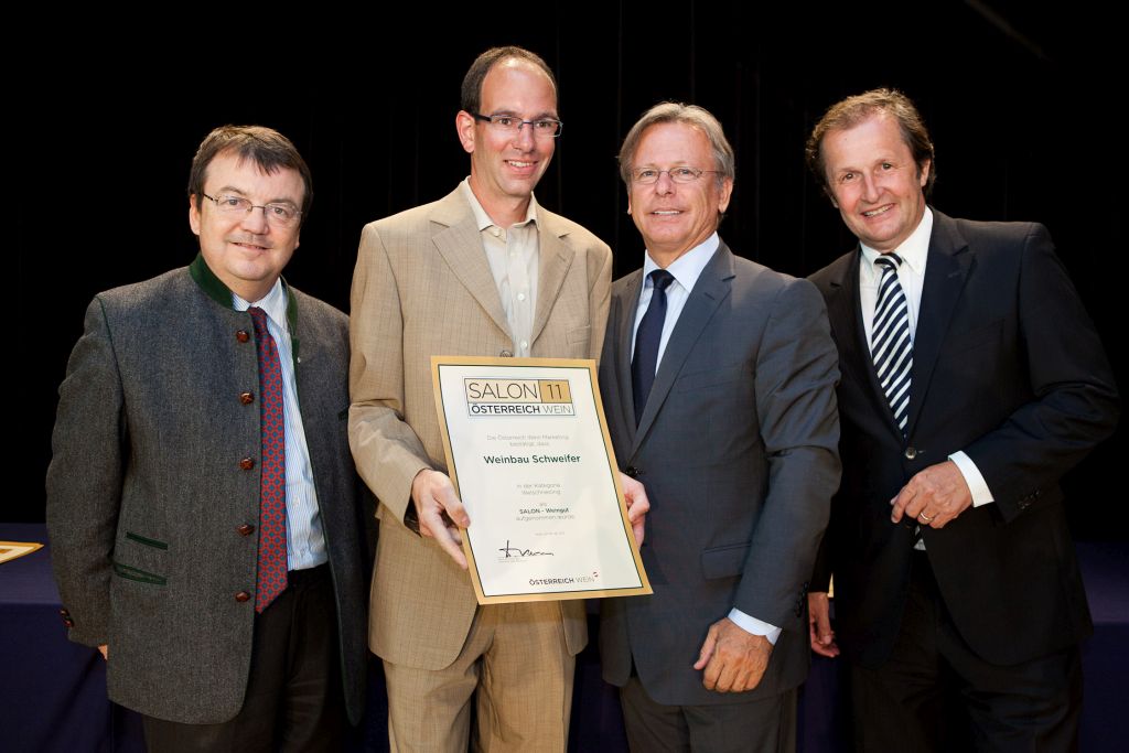 Urkundenübergabe SALON 11 Österreich Wein an Weinbau Schweifer