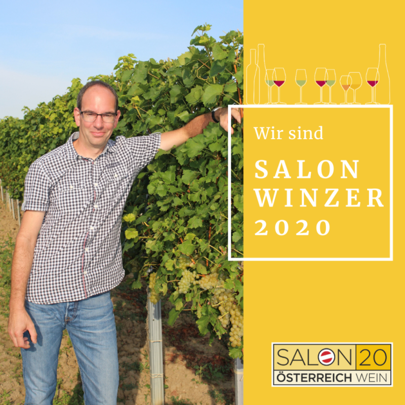 Dieter Schweifer im Weingarten neben dem Schriftzug „Wir sind SALON Winzer 2020“