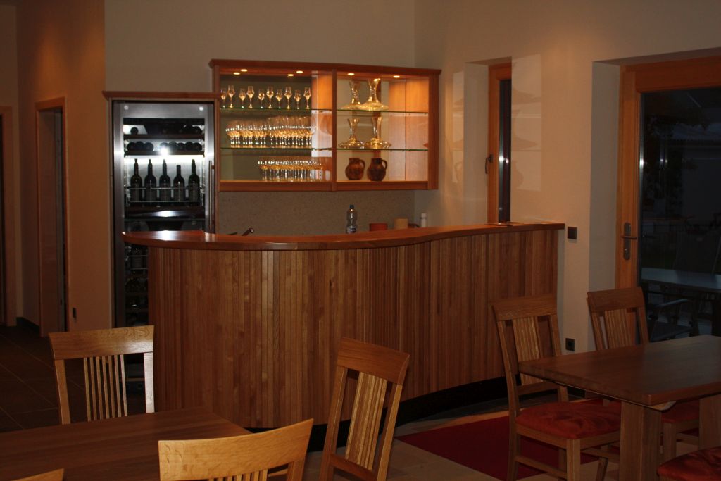 Verkostungsraum mit Weinbar und Gläserregal